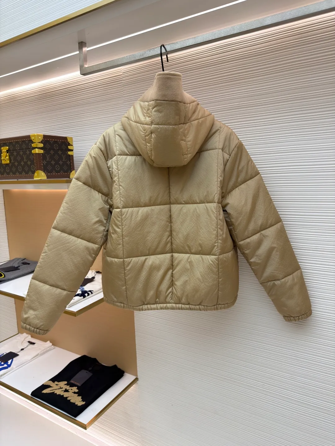 LOUIS VUITTON tear-resistant quilted hooded jacket ●Original version: Purchased and developed by 33886 ●Item number: 1681322-C65 ●Fabric: polyester fiber fabric ●Technology: Printing ●Color: Khaki ●Version: Fitted version ●Weight: about 650 grams ●Size: 36-38-40 ●Description: This style adopts a neat straight cut, which hides the lean body and allows free movement. The hood is equipped with a drawstring, which is windproof and practical. The inner lining is decorated with the brand's unique print, highlighting its unique personality in every detail, creating a dual charm both inside and outside. This style of clothing focuses on functional fabrics. The main fabric is made of 100% nylon, giving it excellent wear resistance and strength; the lining is 100% polyester, which brings a smooth touch and improves breathability and moisture removal. Made of polyester and cotton blend in some areas, it balances comfort and durability. In addition, the specially added polyvinyl chloride coating can effectively enhance the water and wind resistance of the product, making it highly practical. The overall wiring is straight and delicate, the fabric is comfortable and soft, and the color is consistent without color difference. It can be matched with the same style to create a fashionable look and control various occasions. Customized accessories, complete with three standards, same style for men and women!